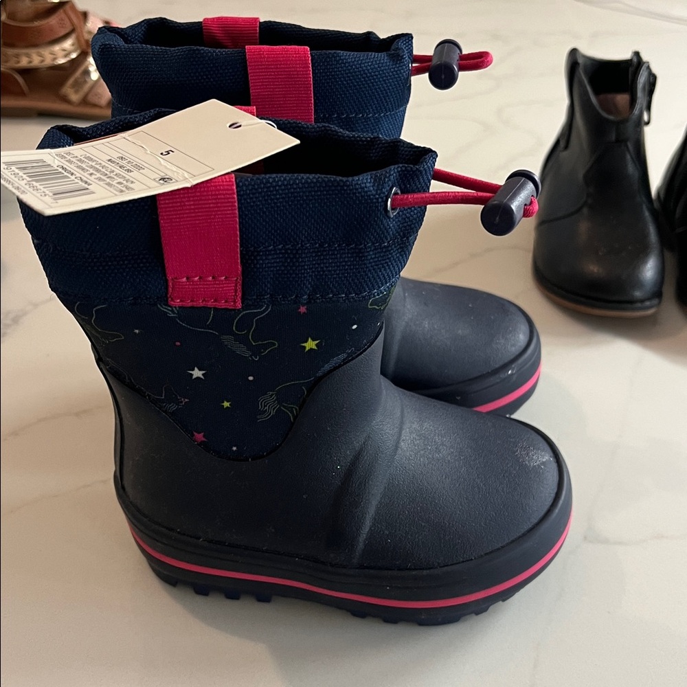 Assorted Kids' Footwear Collection - Picture 6 of 7